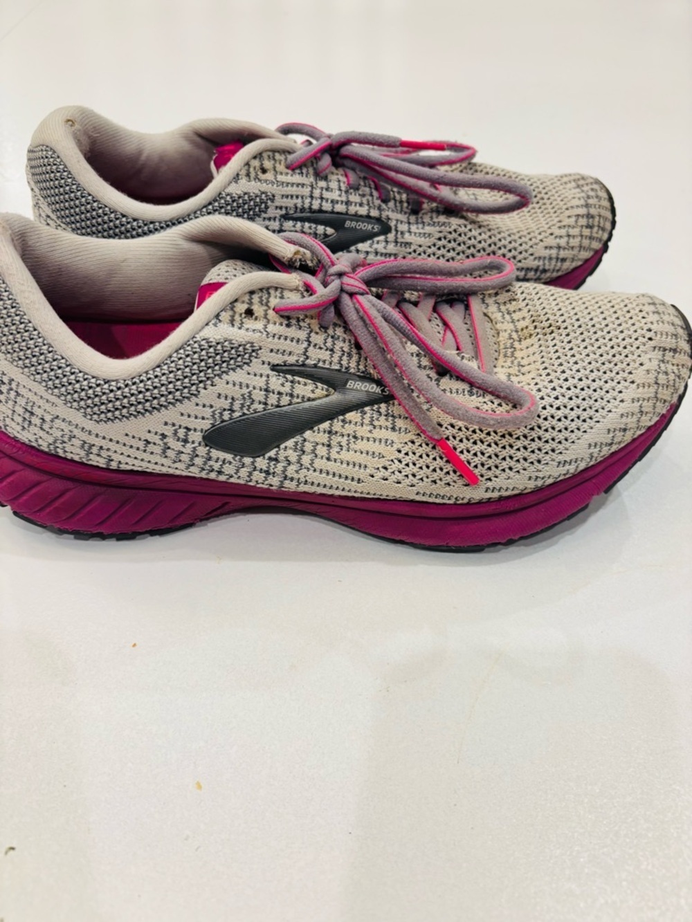 Brooks Women's Running Sneakers in Pink & Gray size 10 - Picture 3 of 9